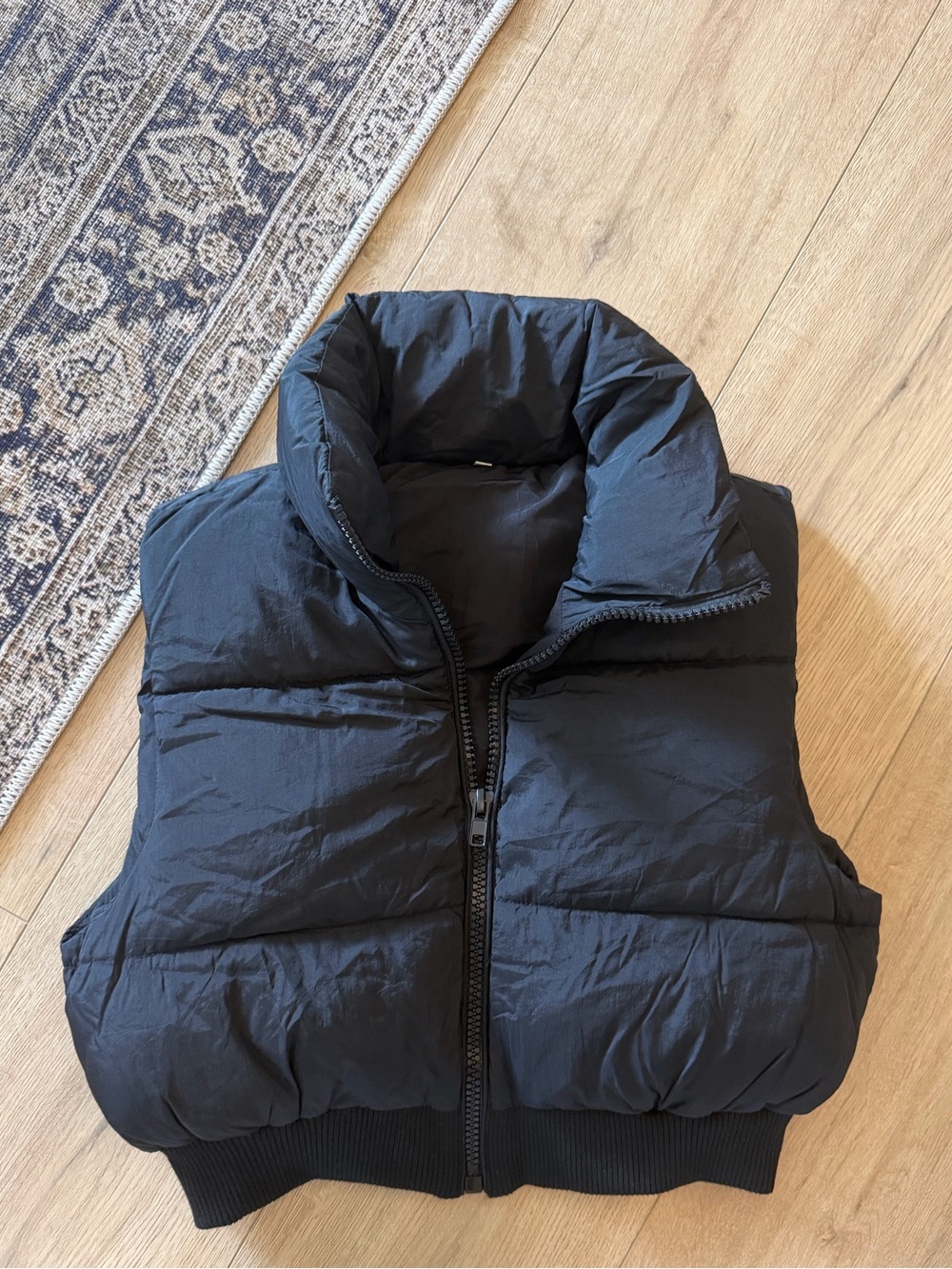 Black cropped puffer vest size XS
